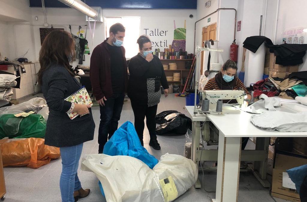 VISITA DE ISABEL PLAZA Y MIGUEL JURADO AL TALLER FORMATIVO «COSTURÍZATE»