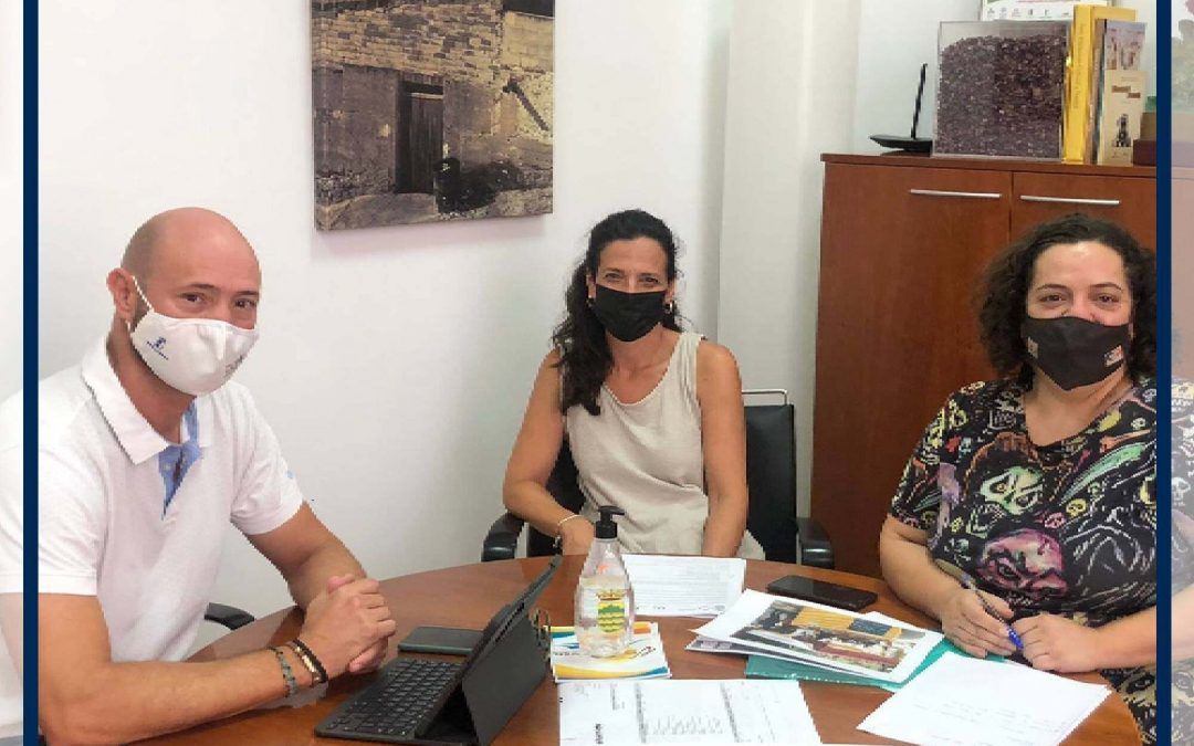 REUNIÓN DE TRABAJO CON EL DIRECTOR GENERAL DE AGENDA 2030 Y CONSUMO, RAMÓN LARA, Y RAQUEL RUIZ, ALCALDESA DE ELCHE DE LA SIERRA
